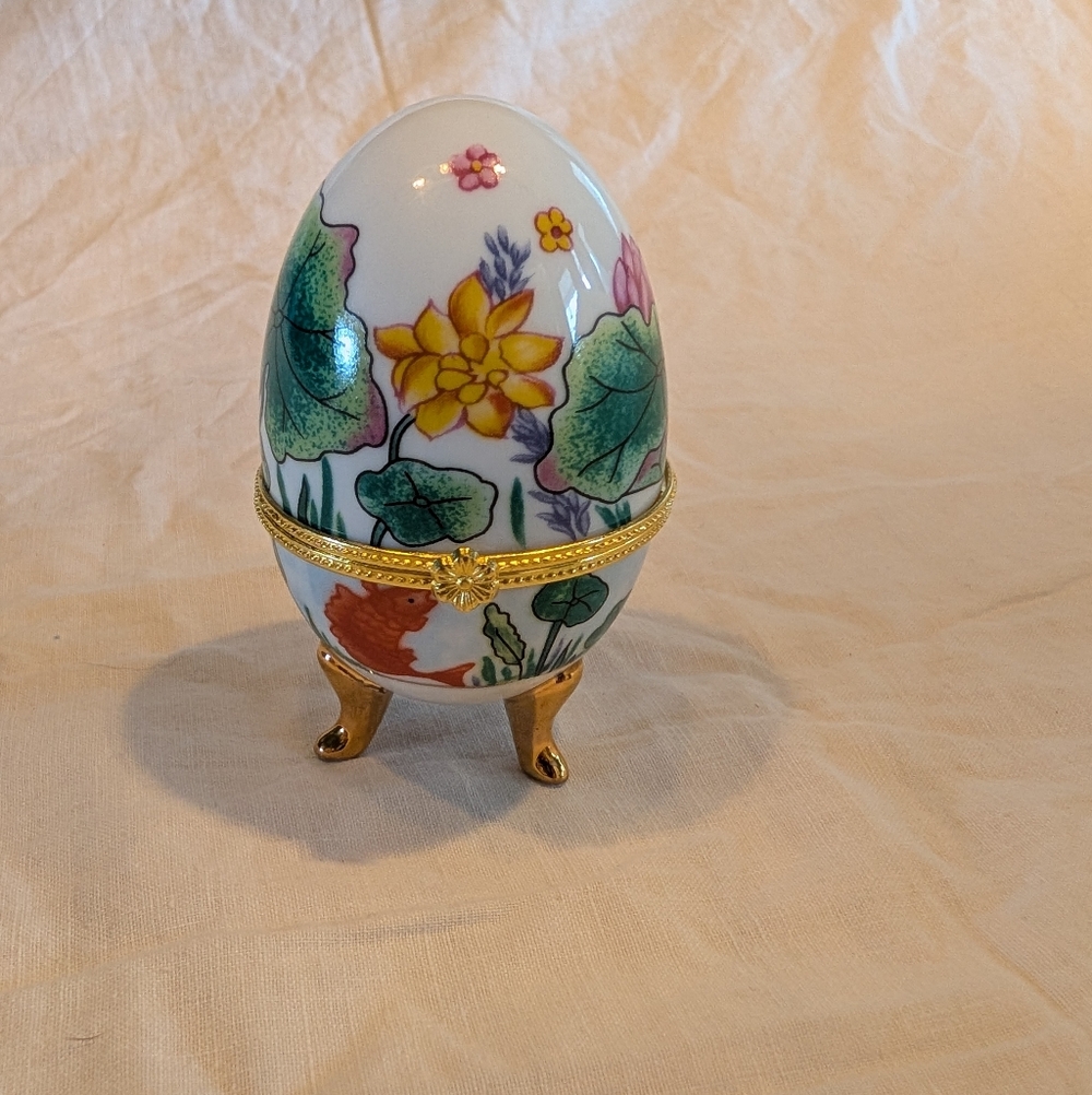 2/40$ Vintage Floral Trinket  Porcelain Box Egg with Gold Accents